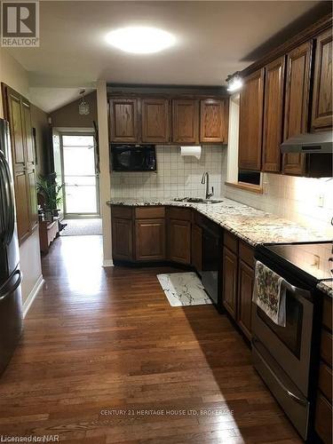 1193 Pettit Road, Fort Erie (334 - Crescent Park), ON - Indoor Photo Showing Kitchen