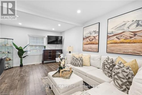 5707 Brookfield Avenue, Niagara Falls (215 - Hospital), ON - Indoor Photo Showing Living Room