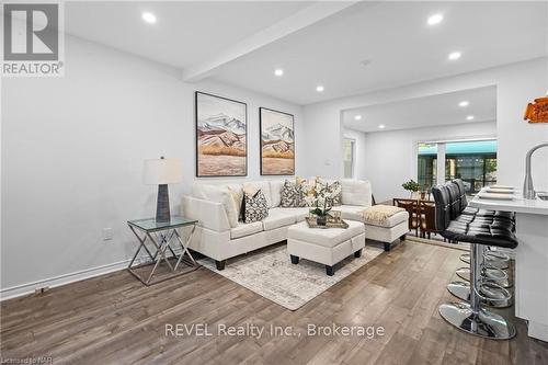 5707 Brookfield Avenue, Niagara Falls (215 - Hospital), ON - Indoor Photo Showing Living Room