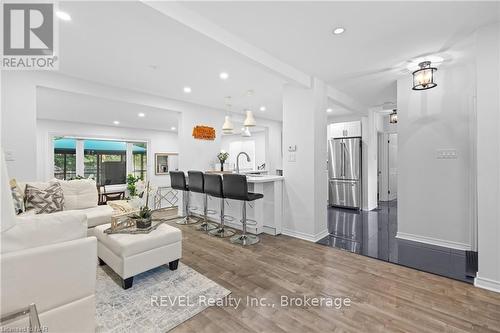 5707 Brookfield Avenue, Niagara Falls (215 - Hospital), ON - Indoor Photo Showing Living Room