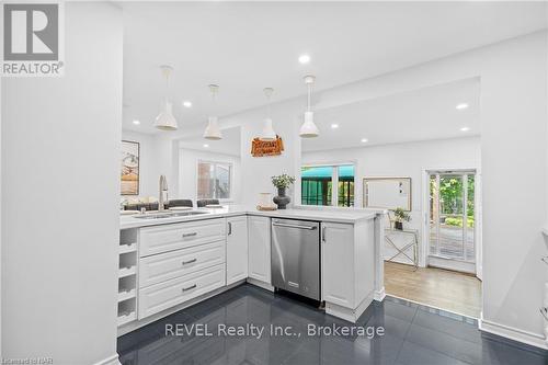 5707 Brookfield Avenue, Niagara Falls (215 - Hospital), ON - Indoor Photo Showing Kitchen