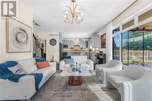 14 Tuscany Court, St. Catharines (453 - Grapeview), ON - Indoor Photo Showing Living Room