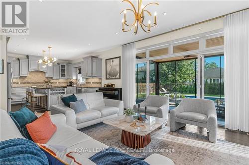 14 Tuscany Court, St. Catharines (453 - Grapeview), ON - Indoor Photo Showing Living Room