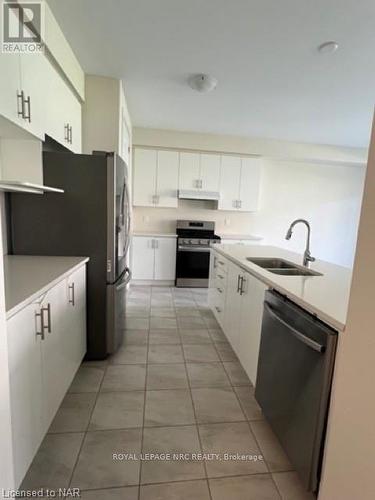 76 Sunflower Crescent Crescent, Thorold (562 - Hurricane/Merrittville), ON - Indoor Photo Showing Kitchen With Double Sink