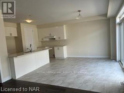 76 Sunflower Crescent Crescent, Thorold (562 - Hurricane/Merrittville), ON - Indoor Photo Showing Kitchen