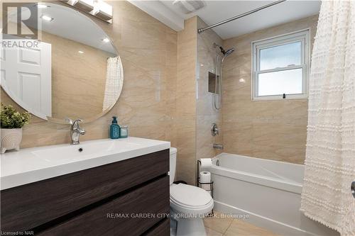 28 Elberta Street, St. Catharines (445 - Facer), ON - Indoor Photo Showing Bathroom