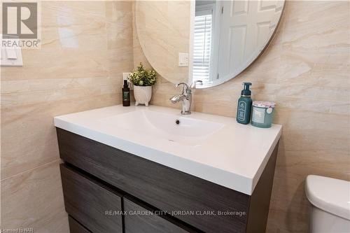 28 Elberta Street, St. Catharines (445 - Facer), ON - Indoor Photo Showing Bathroom