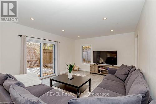 293 Four Mile Creek Road, Niagara-On-The-Lake (105 - St. Davids), ON - Indoor Photo Showing Living Room