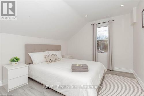 293 Four Mile Creek Road, Niagara-On-The-Lake (105 - St. Davids), ON - Indoor Photo Showing Bedroom