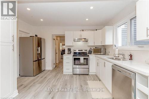 293 Four Mile Creek Road, Niagara-On-The-Lake (105 - St. Davids), ON - Indoor Photo Showing Kitchen With Double Sink