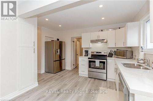 293 Four Mile Creek Road, Niagara-On-The-Lake (105 - St. Davids), ON - Indoor Photo Showing Kitchen With Double Sink