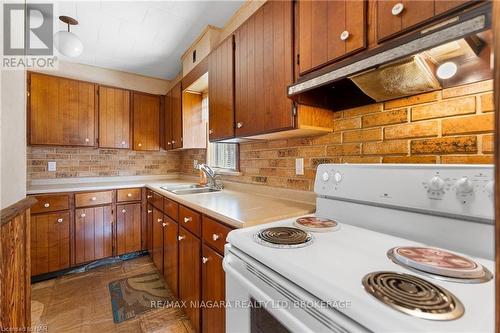 487 Crescent Road, Fort Erie (334 - Crescent Park), ON - Indoor Photo Showing Kitchen With Double Sink