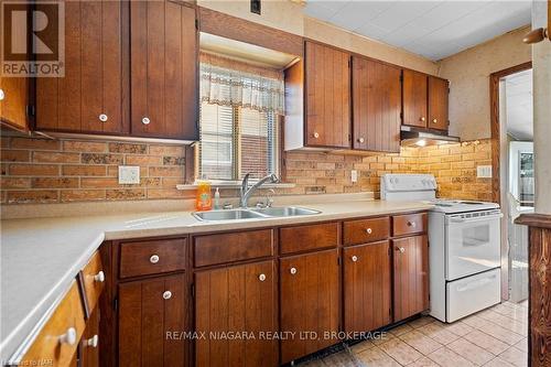 487 Crescent Road, Fort Erie (334 - Crescent Park), ON - Indoor Photo Showing Kitchen With Double Sink