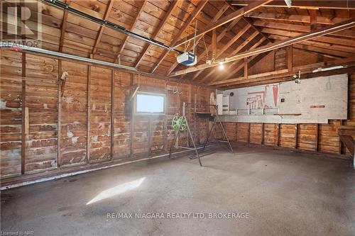 487 Crescent Road, Fort Erie (334 - Crescent Park), ON - Indoor Photo Showing Garage