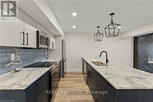 97 Port Robinson Road, Pelham (662 - Fonthill), ON - Indoor Photo Showing Kitchen With Double Sink With Upgraded Kitchen