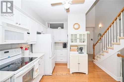 10 - 8142 Costabile Drive, Niagara Falls (213 - Ascot), ON - Indoor Photo Showing Kitchen