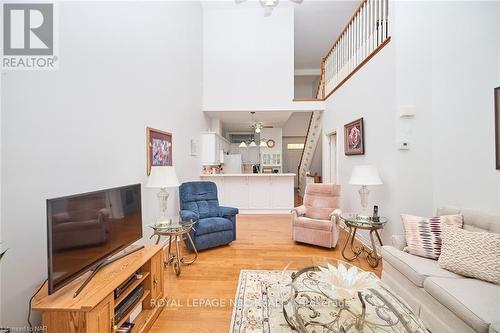 10 - 8142 Costabile Drive, Niagara Falls (213 - Ascot), ON - Indoor Photo Showing Living Room