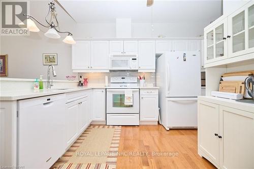 10 - 8142 Costabile Drive, Niagara Falls (213 - Ascot), ON - Indoor Photo Showing Kitchen