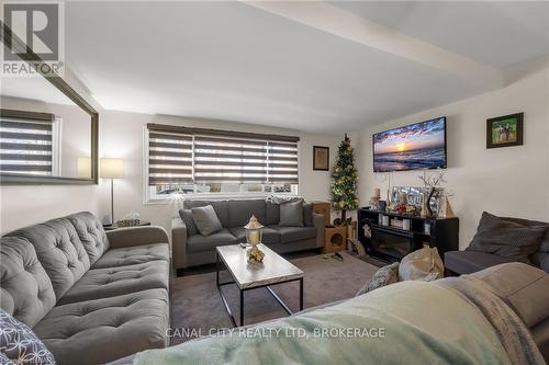 3815 Mathewson Avenue, Fort Erie (337 - Crystal Beach), ON - Indoor Photo Showing Living Room