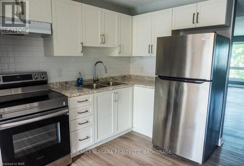 15 - 8646 Willoughby Drive, Niagara Falls (223 - Chippawa), ON - Indoor Photo Showing Kitchen With Double Sink With Upgraded Kitchen