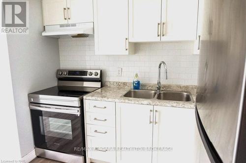 15 - 8646 Willoughby Drive, Niagara Falls (223 - Chippawa), ON - Indoor Photo Showing Kitchen With Double Sink With Upgraded Kitchen