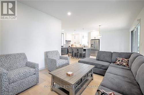 3709 Ryan Avenue, Fort Erie (337 - Crystal Beach), ON - Indoor Photo Showing Living Room