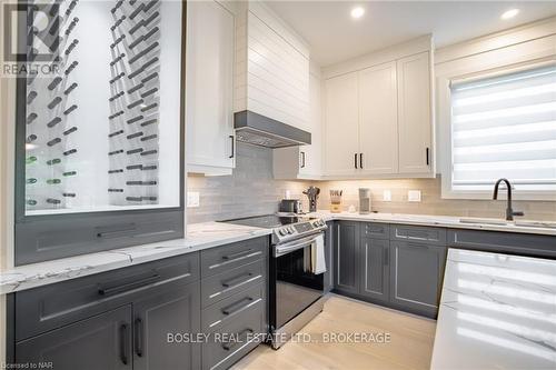 3709 Ryan Avenue, Fort Erie (337 - Crystal Beach), ON - Indoor Photo Showing Kitchen With Upgraded Kitchen