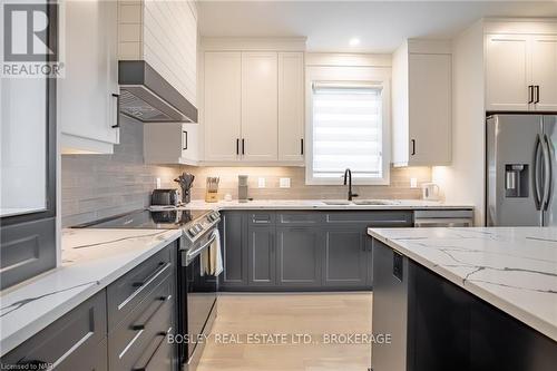 3709 Ryan Avenue, Fort Erie (337 - Crystal Beach), ON - Indoor Photo Showing Kitchen With Upgraded Kitchen