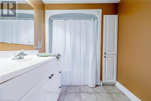 16 Royal Manor Drive, St. Catharines (444 - Carlton/Bunting), ON - Indoor Photo Showing Bathroom