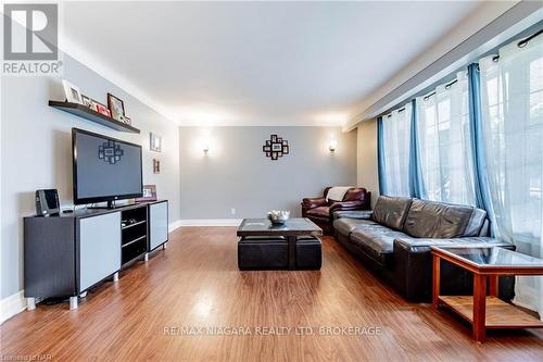 16 Royal Manor Drive, St. Catharines (444 - Carlton/Bunting), ON - Indoor Photo Showing Living Room