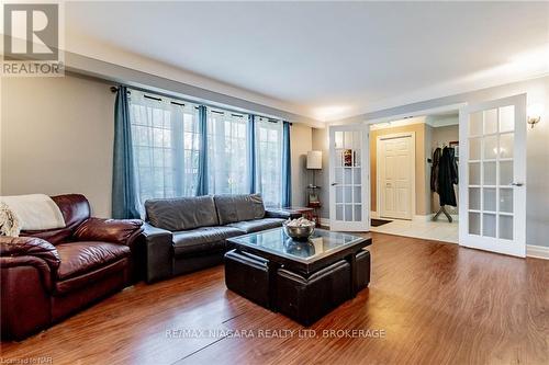 16 Royal Manor Drive, St. Catharines (444 - Carlton/Bunting), ON - Indoor Photo Showing Living Room