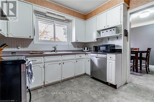 16 Royal Manor Drive, St. Catharines (444 - Carlton/Bunting), ON - Indoor Photo Showing Kitchen With Double Sink