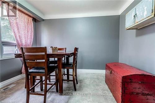 16 Royal Manor Drive, St. Catharines (444 - Carlton/Bunting), ON - Indoor Photo Showing Dining Room