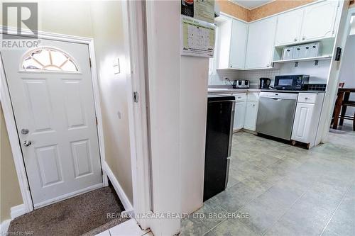 16 Royal Manor Drive, St. Catharines (444 - Carlton/Bunting), ON - Indoor Photo Showing Kitchen