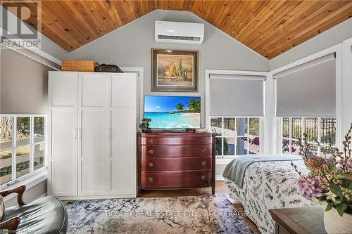 3711 Crystal Beach Drive, Fort Erie (337 - Crystal Beach), ON - Indoor Photo Showing Bedroom