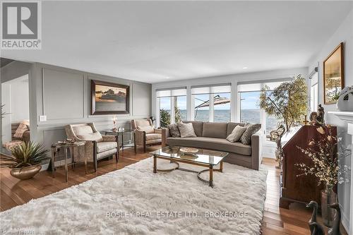 3711 Crystal Beach Drive, Fort Erie (337 - Crystal Beach), ON - Indoor Photo Showing Living Room