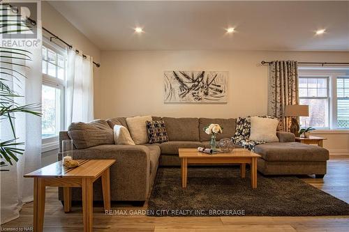 56 Chaplin Avenue, St. Catharines (451 - Downtown), ON - Indoor Photo Showing Living Room