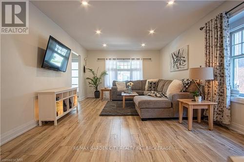 56 Chaplin Avenue, St. Catharines (451 - Downtown), ON - Indoor Photo Showing Living Room