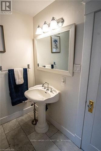 56 Chaplin Avenue, St. Catharines (451 - Downtown), ON - Indoor Photo Showing Bathroom