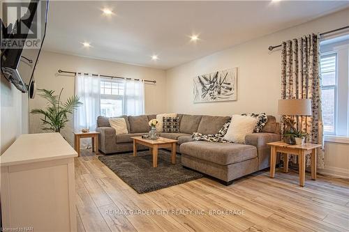 56 Chaplin Avenue, St. Catharines (451 - Downtown), ON - Indoor Photo Showing Living Room