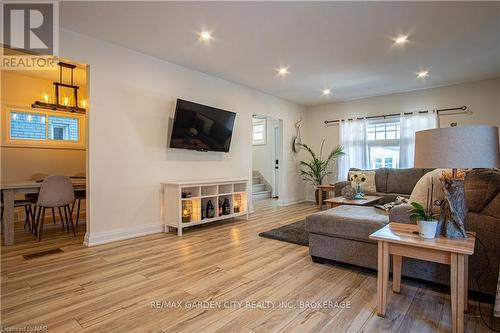 56 Chaplin Avenue, St. Catharines (451 - Downtown), ON - Indoor Photo Showing Living Room