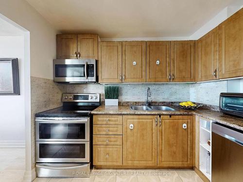 302-530 Lolita Gdns, Mississauga, ON - Indoor Photo Showing Kitchen With Double Sink