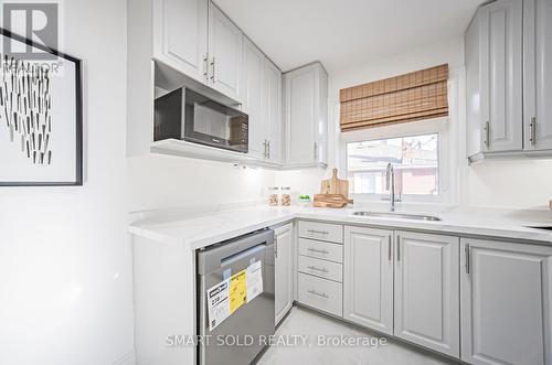 47 Rockport Crescent, Richmond Hill, ON - Indoor Photo Showing Kitchen