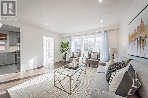 47 Rockport Crescent, Richmond Hill, ON - Indoor Photo Showing Living Room