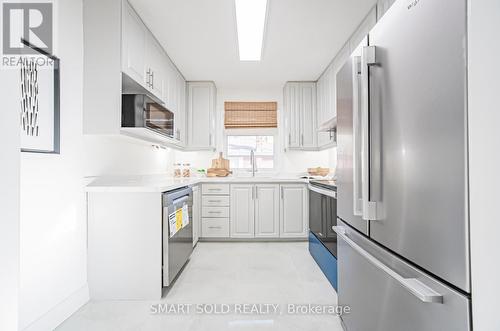 47 Rockport Crescent, Richmond Hill, ON - Indoor Photo Showing Kitchen