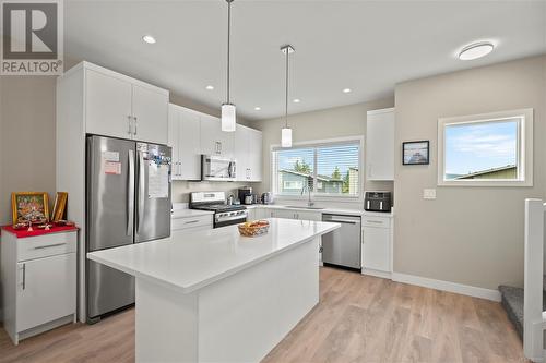 949 Peace Keeping Cres, Langford, BC - Indoor Photo Showing Kitchen With Upgraded Kitchen