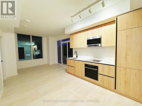 810N - 117 Broadway Avenue, Toronto, ON - Indoor Photo Showing Kitchen