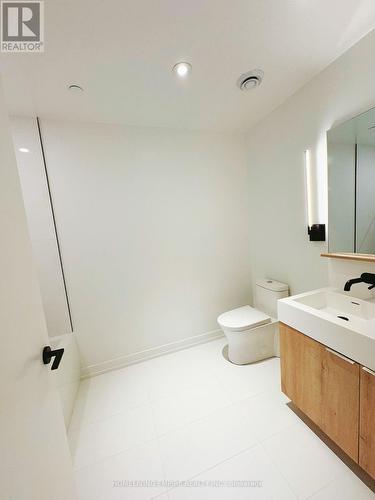 810N - 117 Broadway Avenue, Toronto, ON - Indoor Photo Showing Bathroom