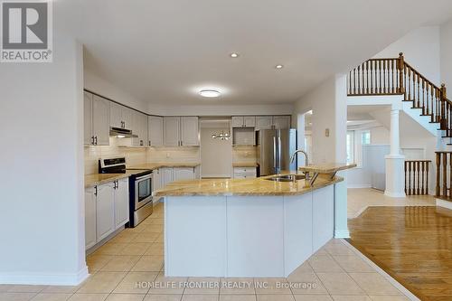 18 Benjamin Lane, Barrie, ON - Indoor Photo Showing Kitchen With Double Sink