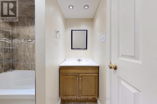 18 Benjamin Lane, Barrie, ON - Indoor Photo Showing Bathroom